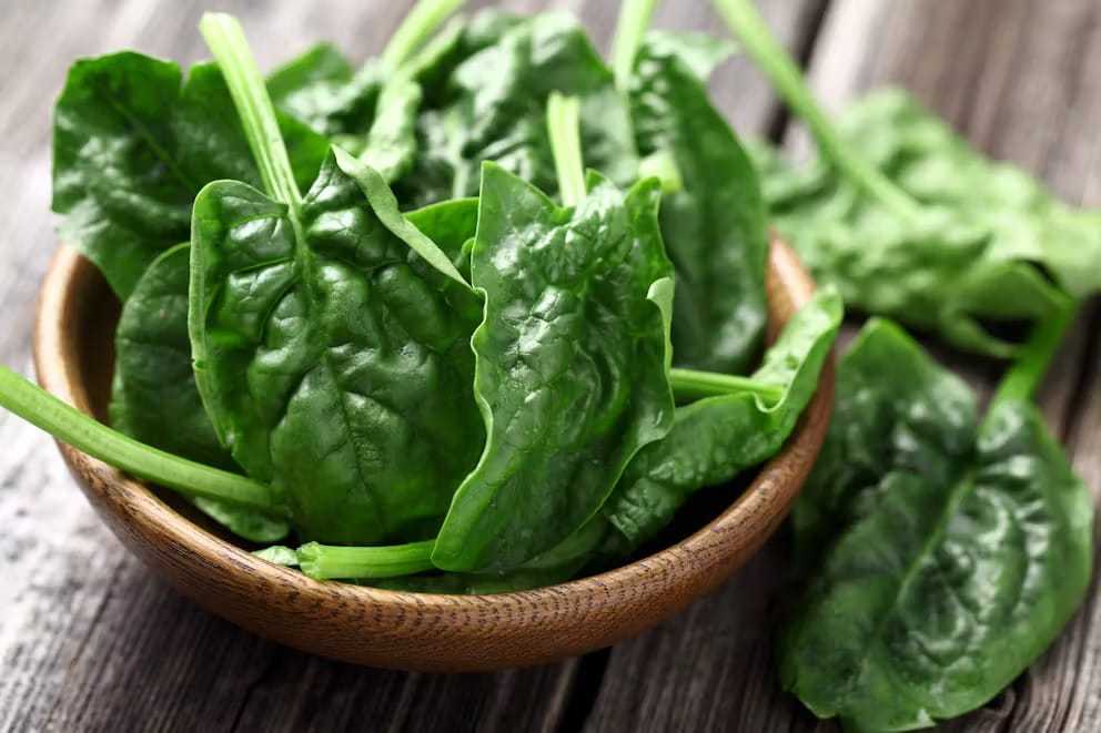 Makanan Dilarang untuk Batu Karang 1 spinach leaves wooden plate 001